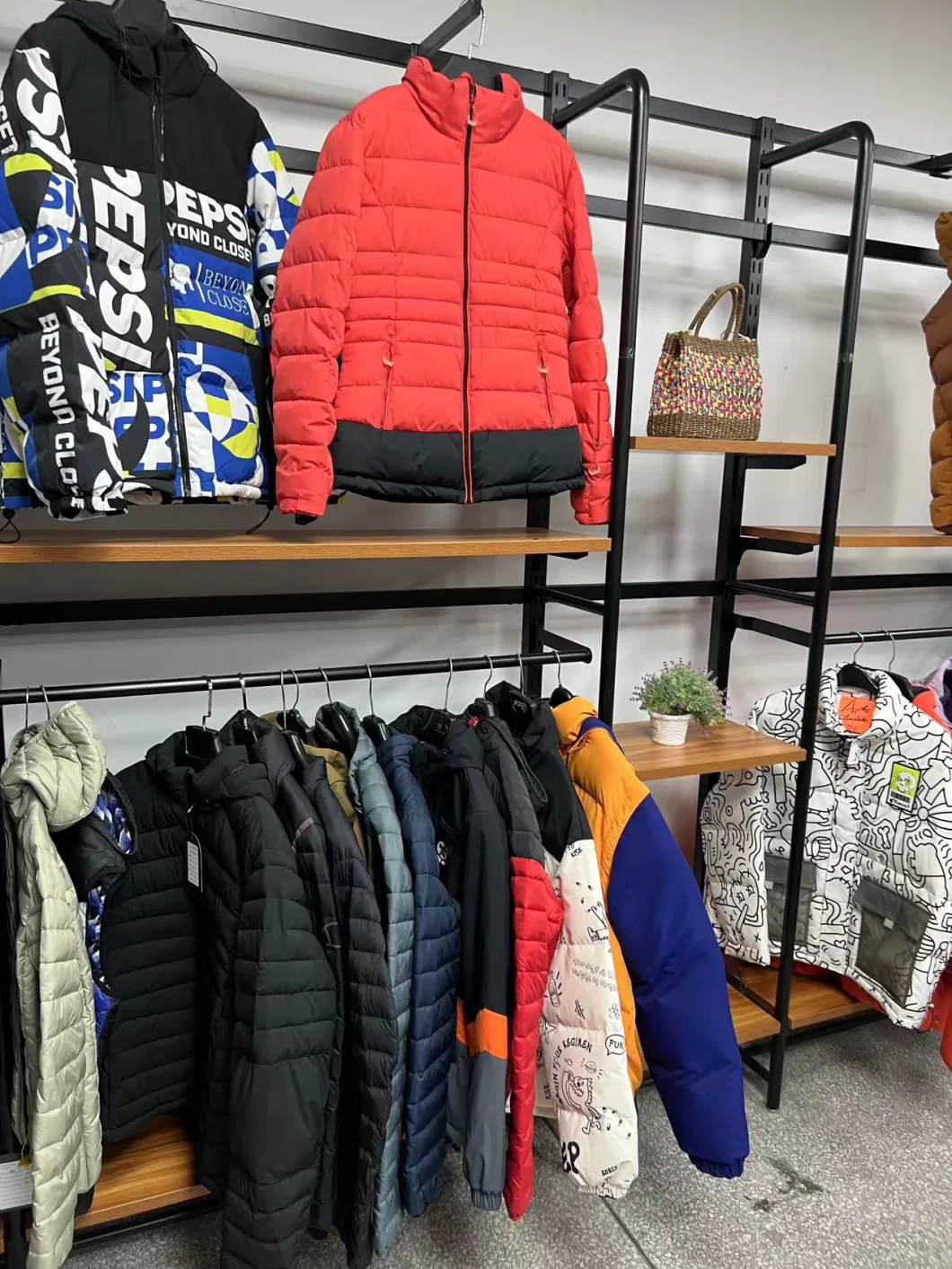 Asiapo China Factory Men′s Water-and-Wind Resistant Insulated Outdoor Puffer Jacket with All Over Printing